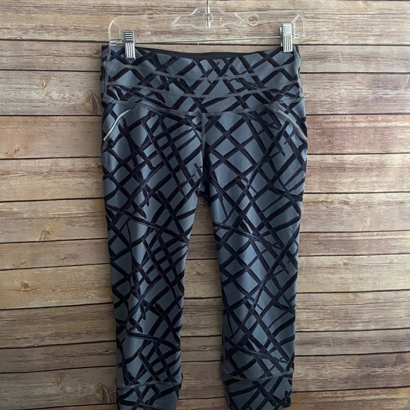 Athleta Pants - NWOT Athleta Cropped Leggings Size Small